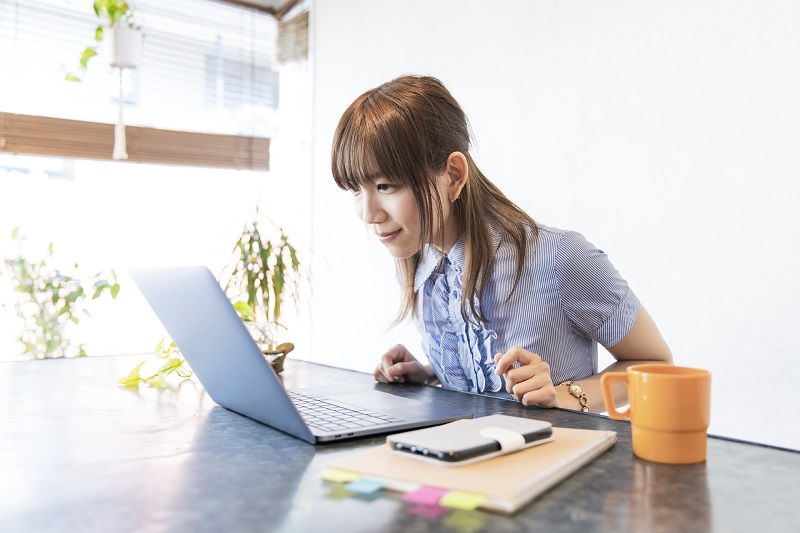 パソコンの前で勉強する女性