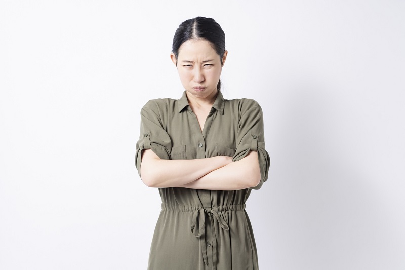 不満顔の女性
