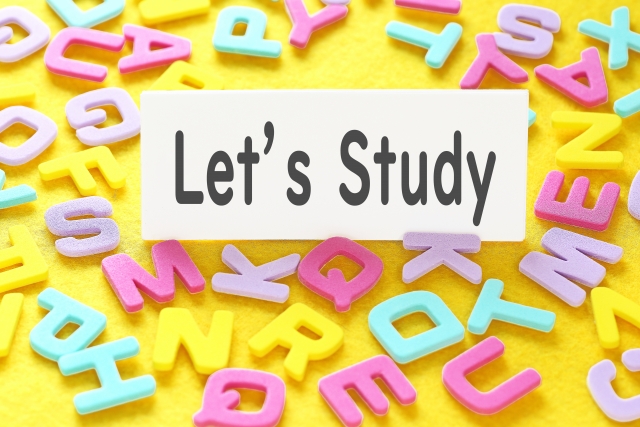 アルファベットの上にLet's Studyと書かれたカードが載っている写真