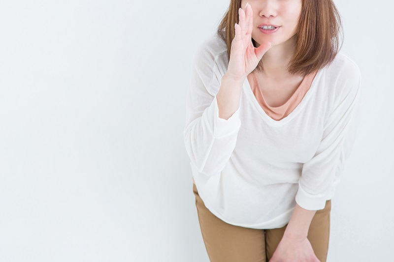 何かをしゃべっている女性