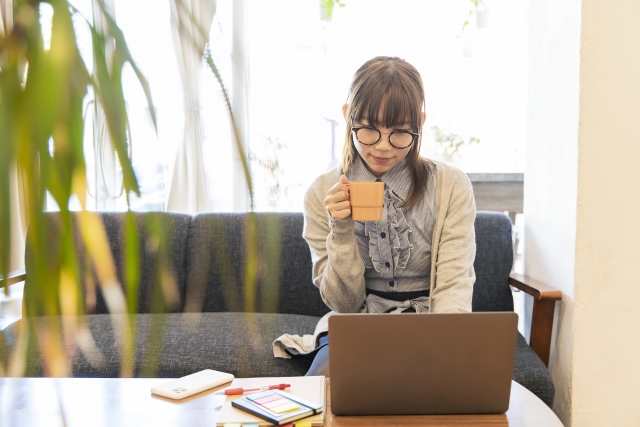 パソコンで自宅ワークしている女性
