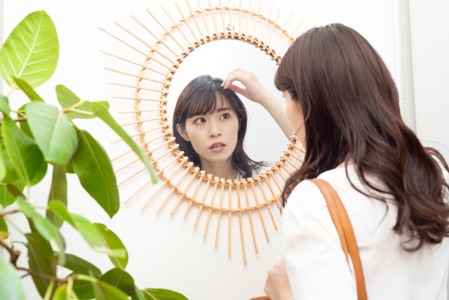 鏡を見る女性