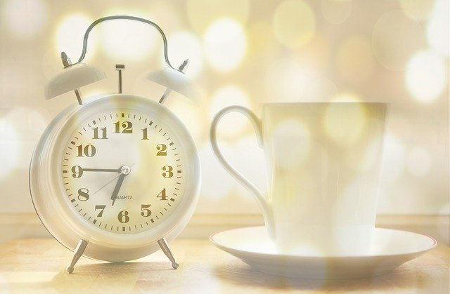 早朝、目覚まし時計とコーヒー