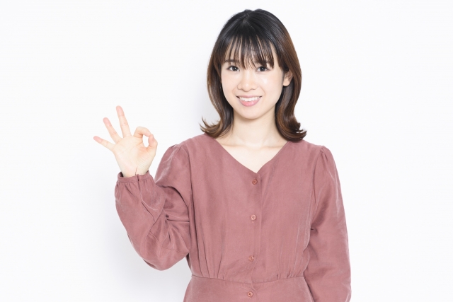 OKサインをしている女性