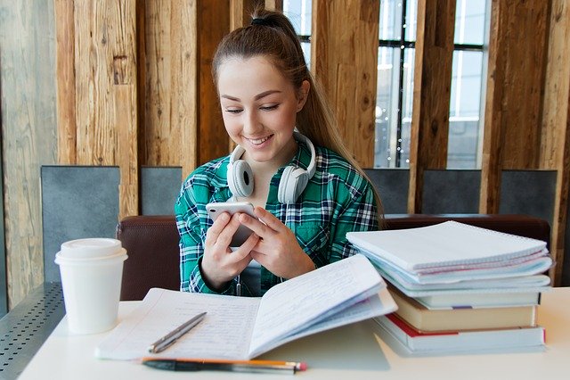 スマホで勉強中の女性