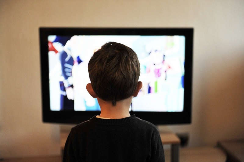 子供がテレビを見ている画像