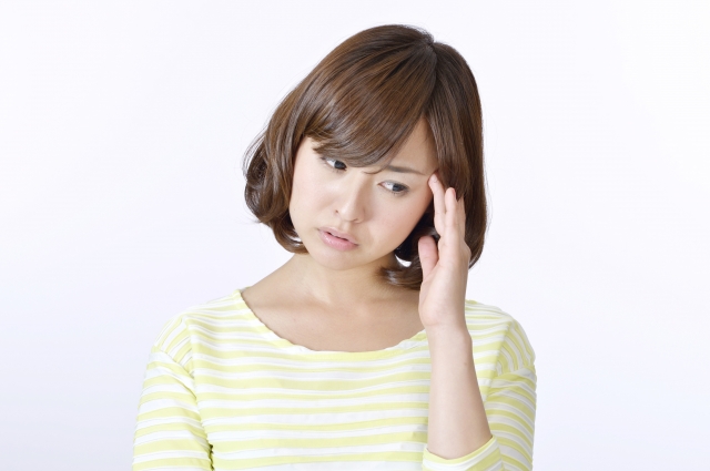 考え事をしている女性