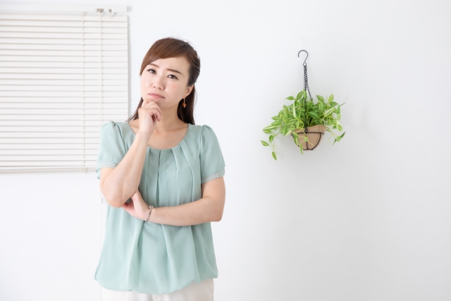悩んでいる女性