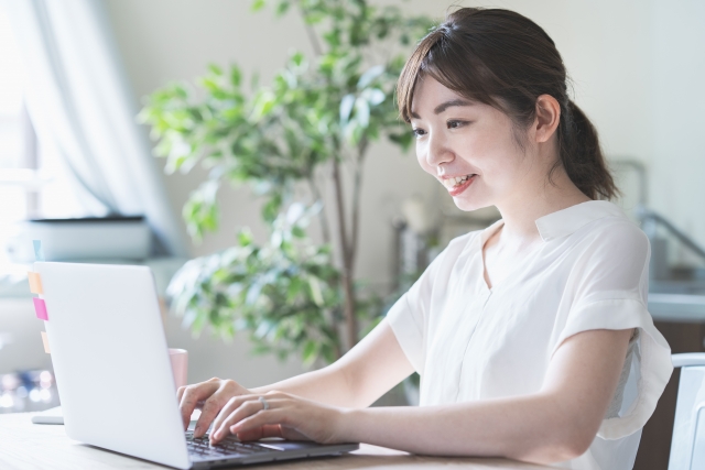 パソコンで仕事をしている女性