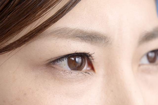 女性の目のアップ