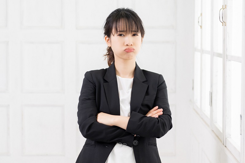 イライラしている女性