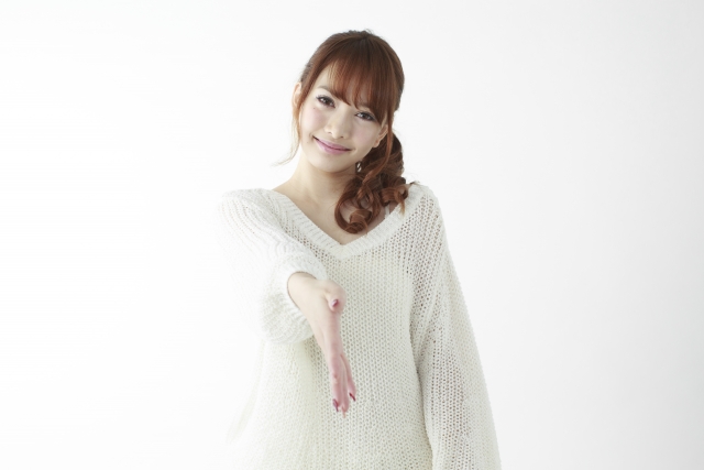 自己紹介で手を差し出す女性