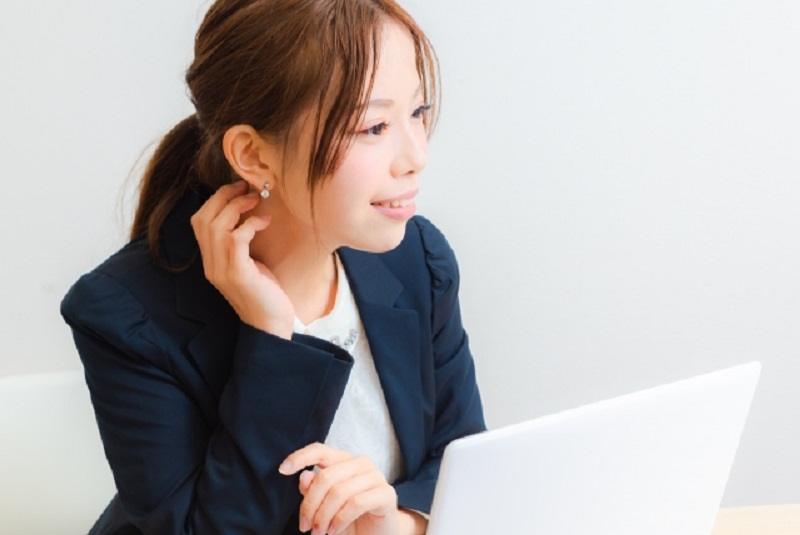 パソコンの前で話している女性