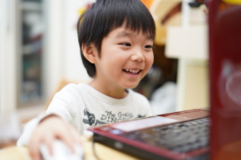 パソコンと男の子