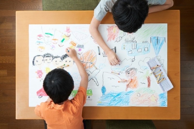 2人の子供が絵を描いている