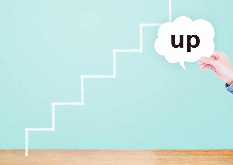 階段と「UP」の文字