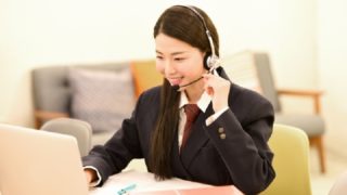 オンラインで勉強している女の子