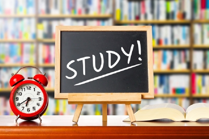 ボードにSTUDYと書かれている