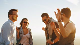 男女4人がしゃべっている