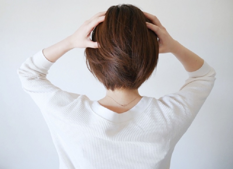頭を抱える女性