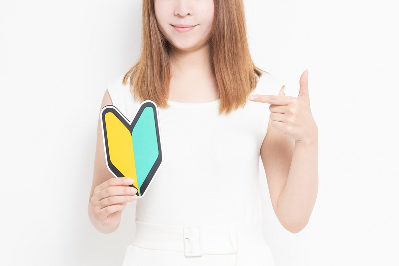 初心者マークを持った女性