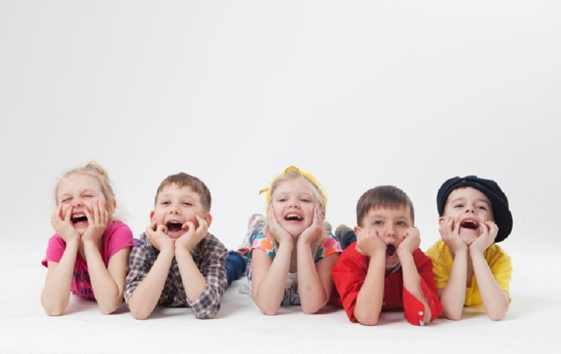 5人の子供が並んで寝転がっている