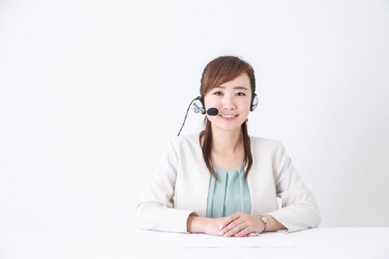 ヘッドセットをしている女性