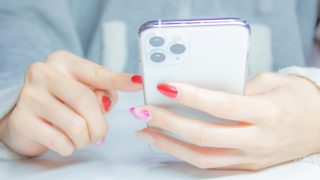 スマートフォンを使っている人