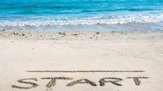 浜辺にSTARTと書かれている