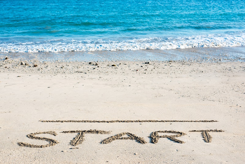 浜辺にSTARTと書かれている