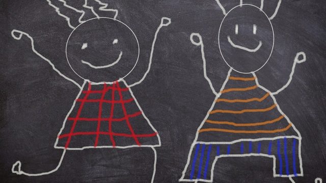 黒板に書かれた子供の絵